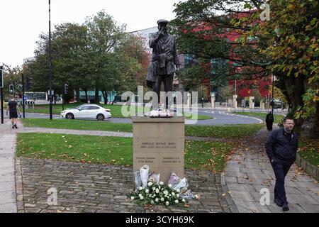 Barnsley, Royaume-Uni. 19 octobre 2025. La statue d'oiseau Harold Dennis "Dickie" OBE pendant les funérailles de Harold Dennis "Dickie" Bird OBE à l'église St Mary's, Barnsley, Royaume-Uni, 19 octobre 2025 (photo par Mark Cosgrove/News images) crédit : News images LTD/Alamy Live News Banque D'Images