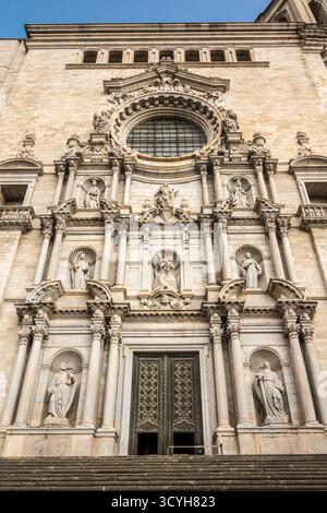 Façade baroque de la cathédrale Sainte-Marie de Gérone, Espagne, datant de 1606. L'intérieur est début 15c gothique Banque D'Images