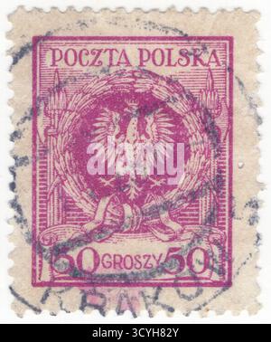 POLOGNE — 1er mai 1924 : timbre-poste magenta de 50 grosz représentant un aigle polonais couronné dans une couronne de laurier et des fasces, l'élément principal des armoiries de la Pologne indépendante. Les armoiries de la Pologne sont un aigle blanc couronné avec un bec doré et des talons, sur un fond rouge. En Pologne, les armoiries dans leur ensemble sont appelées godło dans les documents officiels et les discours familiaux, malgré le fait que les autres armoiries sont généralement appelées une herbe. Cela provient du fait que dans l'héraldique polonaise, le mot godło signifie seulement une charge héraldique Banque D'Images