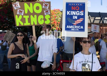 Los Angeles, États-Unis. 18 octobre 2025. Les manifestants tiennent des pancartes pendant la manifestation No Kings. (Photo de Lela Edgar/SOPA images/SIPA USA) crédit : SIPA USA/Alamy Live News Banque D'Images