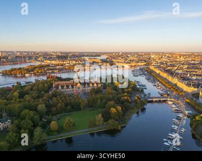 Vue aérienne de Stockholm, Suède, avec Djurgården, Östermalm, Strandvägen et la vieille ville, à l'aube, belles couleurs d'automne. Banque D'Images
