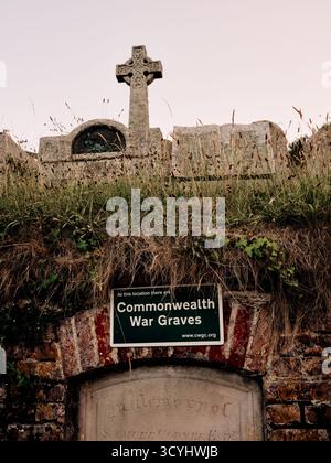 Un cimetière d'église et des tombes dont certaines sont des tombes de guerre du Commonwealth (CWGC) église St Petrox, Dartmouth Devon Angleterre Banque D'Images