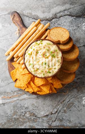 Trempette aux œufs dévorés avec des frites, des gressins et un gros plan de biscuit dans une assiette sur la table. Vue de dessus verticale Banque D'Images