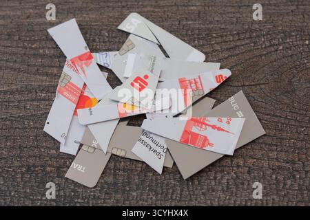 Eine abgelaufene EC-Karte der Sparkasse wurde vor dem Entsorgen zerschnitten, um die darauf gespeicherten Daten unbrauchbar zu machen. *** Une carte de débit Sparkasse expirée a été découpée avant d'être éliminée afin de rendre inutilisables les données qui y sont stockées. Rhénanie-du-Nord-Westfalen Deutschland, Allemagne GMS19793 Banque D'Images