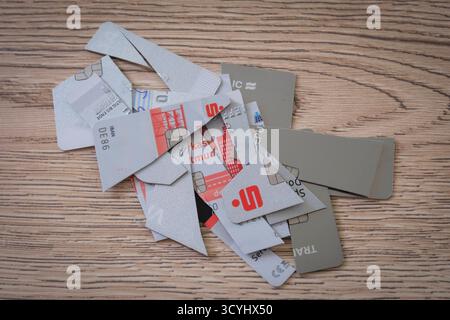 Eine abgelaufene EC-Karte der Sparkasse wurde vor dem Entsorgen zerschnitten, um die darauf gespeicherten Daten unbrauchbar zu machen. *** Une carte de débit Sparkasse expirée a été découpée avant d'être éliminée afin de rendre inutilisables les données qui y sont stockées. Rhénanie-du-Nord-Westfalen Deutschland, Allemagne GMS19792 Banque D'Images