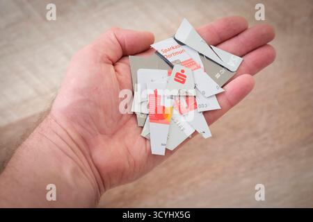 Eine abgelaufene EC-Karte der Sparkasse wurde vor dem Entsorgen zerschnitten, um die darauf gespeicherten Daten unbrauchbar zu machen. *** Une carte de débit Sparkasse expirée a été découpée avant d'être éliminée afin de rendre inutilisables les données qui y sont stockées. Nordrhein-Westfalen Deutschland, Allemagne GMS19795 Banque D'Images