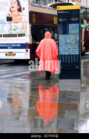 Piccadilly Circus, Londres, Royaume-Uni. 19 octobre 2025. Météo Royaume-Uni : pluie à Londres. Credit : Matthew Chattle/Alamy Live News Banque D'Images