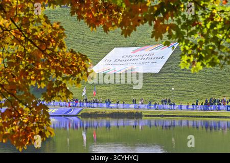 Munich, Deutschland. 19 octobre 2025. Général, bannière 'Olympia en Allemagne' sur la montée de l'Olympiaberg. Candidature olympique. Référendum. Festival d'ouverture du biathlon Loop One dans le parc olympique de Munich le 19 octobre 2025. Crédit : dpa/Alamy Live News Banque D'Images