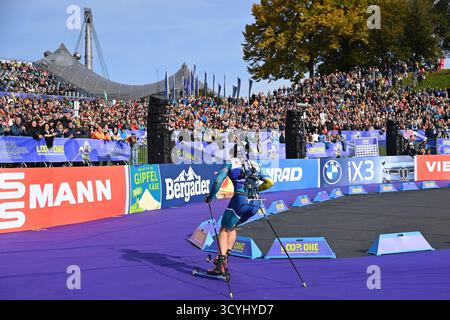 Munich, Deutschland. 19 octobre 2025. Général, biathlète en boucle de penalty devant un public. Festival d'ouverture du biathlon Loop One au Parc Olympique de Munich le 19 octobre 2025. Crédit : dpa/Alamy Live News Banque D'Images