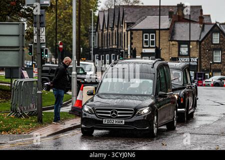 Barnsley, Royaume-Uni. 19 octobre 2025. Les membres du public rendent hommage lors des funérailles de Harold Dennis “Dickie” Bird OBE à l’église St Mary, Barnsley, Royaume-Uni, le 19 octobre 2025 (photo par Alfie Cosgrove/News images) à Barnsley, Royaume-Uni le 19/10/2025. (Photo par Alfie Cosgrove/News images/SIPA USA) crédit : SIPA USA/Alamy Live News Banque D'Images