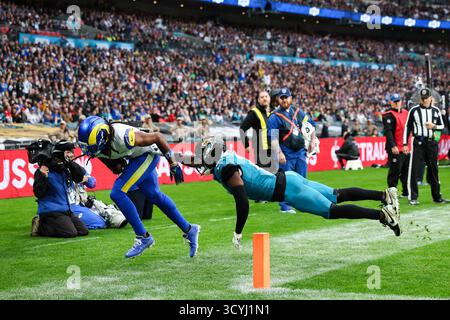 Stade de Wembley, Londres, Royaume-Uni. 19 octobre 2025. NFL UK Football, Los Angeles Rams contre Jacksonville Jaguars ; Davante Adams, receveur des Los Angeles Rams Wide, attrapant une passe et marquant un touchdown pour 14-0 crédit : action plus Sports/Alamy Live News Banque D'Images