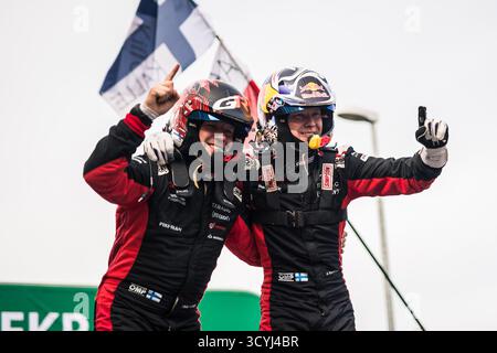 Peilstein Im Muhlviertel, Autriche. 19 octobre 2025. Kalle Rovanpera, Jonne Halttunen sur le toit du Toyota GR Yaris Rally1 après le WRC Central European Rally 2025 à Peilstein im Muhlviertel, Autriche, le 19 octobre 2025. Crédit : Petr Skrivanek/CTK photo/Alamy Live News Banque D'Images