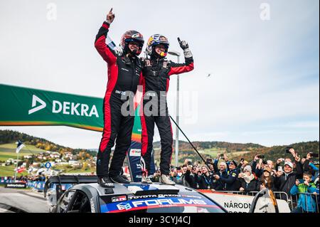 Peilstein Im Muhlviertel, Autriche. 19 octobre 2025. Kalle Rovanpera, Jonne Halttunen sur le toit du Toyota GR Yaris Rally1 après le WRC Central European Rally 2025 à Peilstein im Muhlviertel, Autriche, le 19 octobre 2025. Crédit : Petr Skrivanek/CTK photo/Alamy Live News Banque D'Images