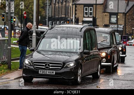 Barnsley, Royaume-Uni. 19 octobre 2025. Les membres du public rendent hommage lors des funérailles de Harold Dennis “Dickie” Bird OBE à l’église St Mary, Barnsley, Royaume-Uni, le 19 octobre 2025 (photo par Alfie Cosgrove/News images) à Barnsley, Royaume-Uni le 19/10/2025. (Photo par Alfie Cosgrove/News images/SIPA USA) crédit : SIPA USA/Alamy Live News Banque D'Images