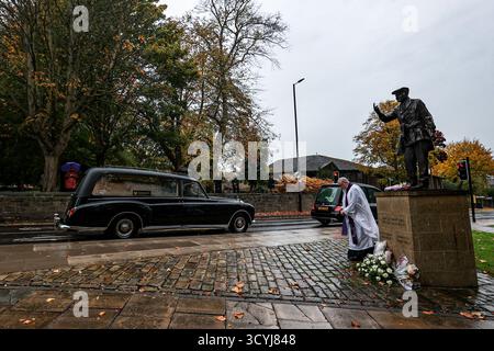 Barnsley, Royaume-Uni. 19 octobre 2025. Le corbillard de Harold Dennis “Dickie” Bird OBE arrive à sa statue devant l’église St Mary le jour de ses funérailles, Barnsley, Royaume-Uni, 19 octobre 2025 (photo par Alfie Cosgrove/News images) à Barnsley, Royaume-Uni le 19/10/2025. (Photo par Alfie Cosgrove/News images/SIPA USA) crédit : SIPA USA/Alamy Live News Banque D'Images
