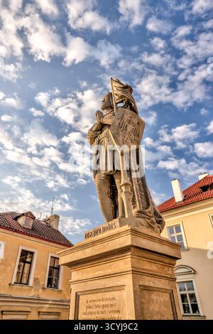 Statue de Saint Augustin sur le pont Charles à Prague, en République tchèque, vue sur un ciel matinal lumineux. Banque D'Images