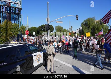 Los Angeles, États-Unis. 18 octobre 2025. 18 octobre 2025, Los Angeles, CA : Calibpendant une manifestation "No Kings" dans le centre-ville de Los Angeles, Californie. (Photo de Brandon Pollard/Sipa USA) crédit : Sipa USA/Alamy Live News Banque D'Images