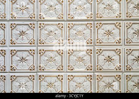 Carreaux de céramique vintage avec des motifs floraux ornés. Photo de haute qualité Banque D'Images