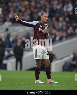 Londres, Royaume-Uni. 19 octobre 2025. Londres Royaume-Uni 19 octobre 2025. Pau Torres d'Aston Villa lors du match de premier League Spurs vs Aston Villa au Tottenham Hotspur Stadium de Londres. Cette image est RÉSERVÉE à UN USAGE ÉDITORIAL. Licence requise de Football DataCo pour toute autre utilisation. Crédit : MARTIN DALTON/Alamy Live News Banque D'Images