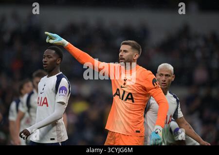 Londres, Royaume-Uni. 19 octobre 2025. Londres Royaume-Uni 19 octobre 2025. Guglielmo Vicario de Tottenham Hotspur lors du match Spurs vs Aston Villa premier League au Tottenham Hotspur Stadium de Londres. Cette image est RÉSERVÉE à UN USAGE ÉDITORIAL. Licence requise de Football DataCo pour toute autre utilisation. Crédit : MARTIN DALTON/Alamy Live News Banque D'Images