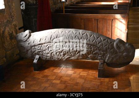 Heysham Hogback, a Viking Age Stone monument in dispose Peter's Church Heysham, Lancashire UK Banque D'Images