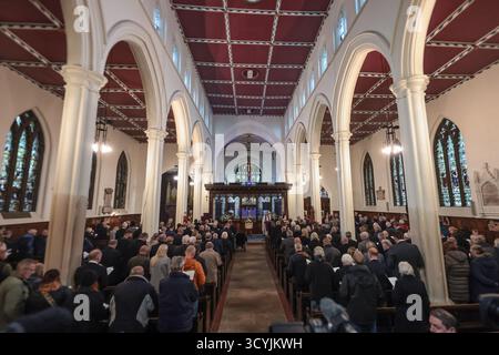 Barnsley, Royaume-Uni. 19 octobre 2025. Stand du participant alors qu'ils chantent des hymnes pendant les funérailles de Harold Dennis "Dickie" Bird OBE à l'église St Mary, Barnsley, Royaume-Uni, 19 octobre 2025 (photo par Mark Cosgrove/News images) à Barnsley, Royaume-Uni le 19/10/2025. (Photo de Mark Cosgrove/News images/SIPA USA) crédit : SIPA USA/Alamy Live News Banque D'Images