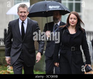 Barnsley, Royaume-Uni. 19 octobre 2025. Dan Jarvis et Stephanie Peacock, députés de Barnsley, lors des funérailles de Harold Dennis « Dickie » Bird OBE à l'église St Mary, Barnsley, Royaume-Uni, le 19 octobre 2025 (photo Mark Cosgrove/News images) à Barnsley, Royaume-Uni, le 19/10/2025. (Photo de Mark Cosgrove/News images/SIPA USA) crédit : SIPA USA/Alamy Live News Banque D'Images