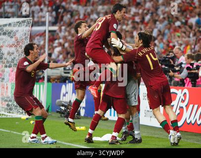 GELSENKIRCHEN - 1er JUILLET : les joueurs portugais célèbrent après avoir battu l'Angleterre au penalty lors d'un match de quart de finale de la Coupe du monde de la FIFA le 1er juillet 2006 à Gelsenkirchen, en Allemagne. Usage éditorial exclusif. Utilisation commerciale interdite. (Photographie de Jonathan Paul Larsen / Diadem images) Banque D'Images