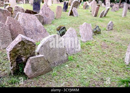 Pierres tombales hébraïques altérées dans le vieux cimetière juif du quartier juif de Prague, en République tchèque, l'un des plus anciens sites de sépulture juive d'Europe. Banque D'Images