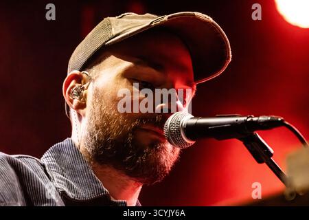 Copenhague, Danemark. 18 octobre 2025. Le chanteur, musicien et compositeur islandais Asgeir donne un concert à Poolen Copenhague. Banque D'Images