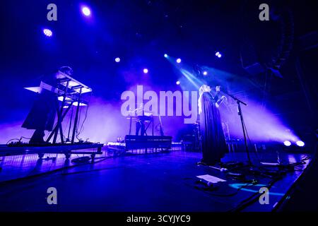 Copenhague, Danemark. 18 octobre 2025. Le chanteur, compositeur et musicien féroïen Eivor donne un concert en direct à Poolen Copenhague. Banque D'Images