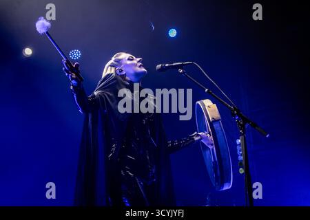 Copenhague, Danemark. 18 octobre 2025. Le chanteur, compositeur et musicien féroïen Eivor donne un concert en direct à Poolen Copenhague. Banque D'Images
