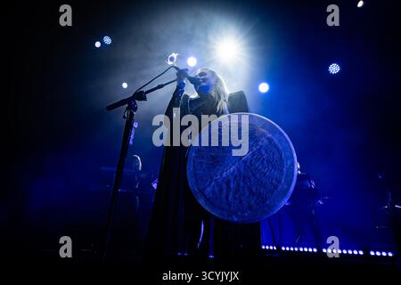 Copenhague, Danemark. 18 octobre 2025. Le chanteur, compositeur et musicien féroïen Eivor donne un concert en direct à Poolen Copenhague. Banque D'Images