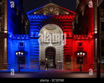 Paris, France - 10 15 2025 : vue entrée de la façade du bâtiment de la préfecture de police sur l'île de la Cité illuminée de drapeaux français Banque D'Images