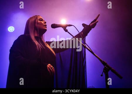 Copenhague, Danemark. 18 octobre 2025. Le chanteur, compositeur et musicien féroïen Elinborg donne un concert à Poolen Copenhague. Banque D'Images