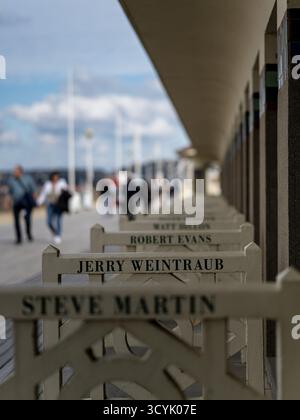 Deauville, France - 27 septembre 2025 : promenade (les planches) à Deauville. Prise en fin d'après-midi d'été avec ciel partiellement couvert et p flou Banque D'Images