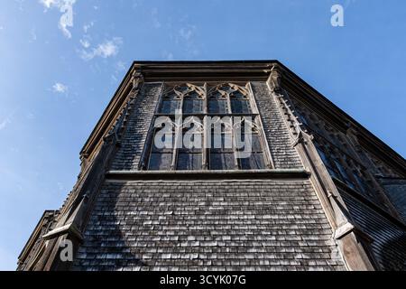 Extérieur de l'église Sainte Catherine à Honfleur. Pris avec une vue en angle bas, le matin, avec un ciel presque parfaitement bleu et aucune personne. Banque D'Images
