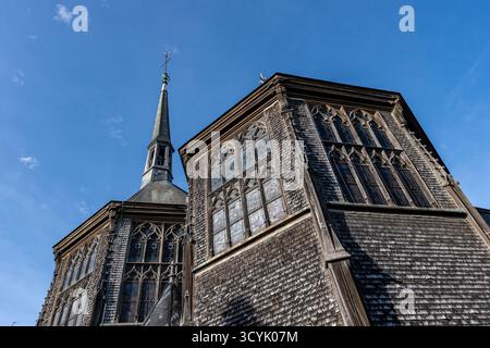 Extérieur de l'église Sainte Catherine à Honfleur. Pris avec une vue en angle bas, le matin, avec un ciel presque parfaitement bleu et aucune personne. Banque D'Images