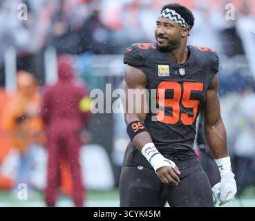 Cleveland, États-Unis. 19 octobre 2025. Cleveland Browns Myles Garrett (95) se prépare pour le match des Browns contre les Dolphins de Miami au Huntington Bank Field à Cleveland, Ohio, le dimanche 19 octobre 2025. Photo de Aaron Josefczyk/UPI crédit : UPI/Alamy Live News Banque D'Images