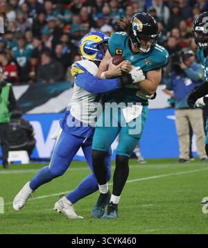 Londres, Royaume-Uni. 19 octobre 2025. Le quarterback des Jacksonville Jaguars Trevor Lawrence est limogé avec le football lors de leur match contre les Rams de Los Angeles au stade de football de Wembley, à Londres, le dimanche 19 octobre 2025. Photo de Hugo Philpott/UPI crédit : UPI/Alamy Live News Banque D'Images