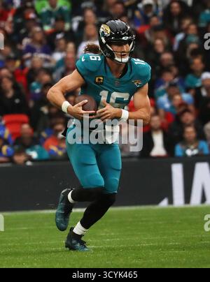 Londres, Royaume-Uni. 19 octobre 2025. Le quarterback des Jaguars Jacksonville Trevor Lawrence court avec le football dans leur match contre les Rams de Los Angeles au stade de football de Wembley, Londres, le dimanche 19 octobre 2025. Photo de Hugo Philpott/UPI crédit : UPI/Alamy Live News Banque D'Images