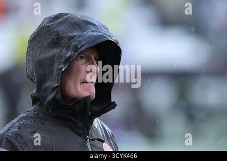 Cleveland, États-Unis. 19 octobre 2025. Jimmy Haslem, propriétaire des Browns de Cleveland, regarde depuis la ligne de touche avant le match des Browns contre les Dolphins de Miami au Huntington Bank Field à Cleveland, Ohio, le dimanche 19 octobre 2025. Photo de Aaron Josefczyk/UPI crédit : UPI/Alamy Live News Banque D'Images