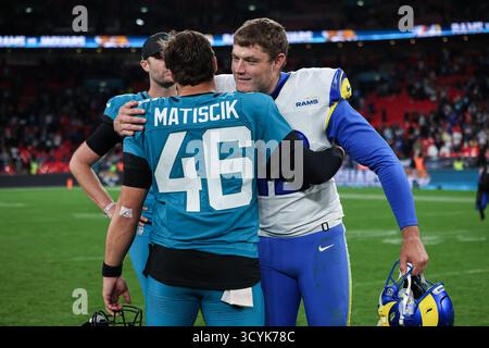 Stade de Wembley, Londres, Royaume-Uni. 19 octobre 2025. NFL UK Football, les Rams de Los Angeles contre Jacksonville Jaguars ; Ethan Evans, le punter des Rams de Los Angeles, et Ross Matiscik, le long Snapper des Jaguars de Jacksonville, se serrent la main après le match Credit : action plus Sports/Alamy Live News Banque D'Images