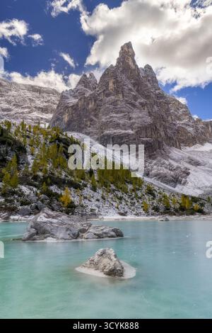 Magnifique lac Sorapis dans les Dolomites, destination de voyage populaire en Italie. Lac turquoise en montagne. Photo verticale. Banque D'Images