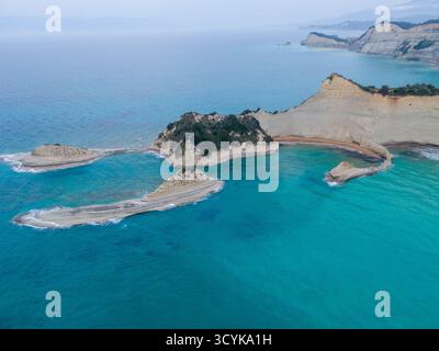 Vue aérienne par drone du cap Drastis, Corfou. Célèbre monument grec avec des formations rocheuses sédimentaires blanches uniques, des empilements de mer et des falaises dans la turquoise Banque D'Images