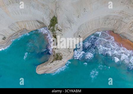 Vue aérienne panoramique de haut en bas du cap Drastis, Corfou, Grèce. Formation rocheuse unique « ailes d'ange » dans la mer Ionienne turquoise Banque D'Images