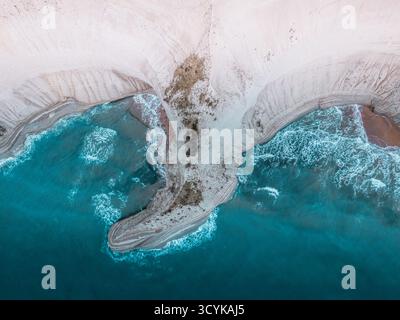 Prise de vue par drone aérien du cap Drastis, Corfou. Célèbre monument grec avec des falaises blanches et des formations rocheuses uniques dans la mer Ionienne turquoise Banque D'Images
