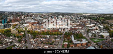 Vue panoramique aérienne du paysage urbain de Sheffield dans le South Yorkshire, Royaume-Uni avec des bâtiments modernes dans le centre-ville Banque D'Images