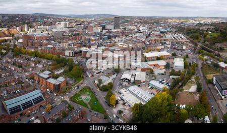 Vue panoramique aérienne du paysage urbain de Sheffield dans le South Yorkshire, Royaume-Uni avec des bâtiments modernes dans le centre-ville Banque D'Images