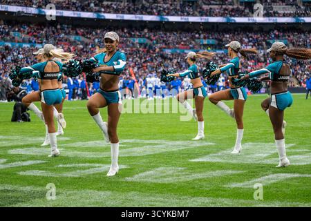 Londres, Royaume-Uni. 19 octobre 2025. Les cheerleaders Roar of the Jaguars se produisent lors du match Los Angeles Rams v Jacksonville Jaguars NFL au stade de Wembley, le dernier match de la série NFL London Games de cette année. Partition finale : Rams 35 - Jaguars 7. Credit : Stephen Chung / Alamy Live News Banque D'Images